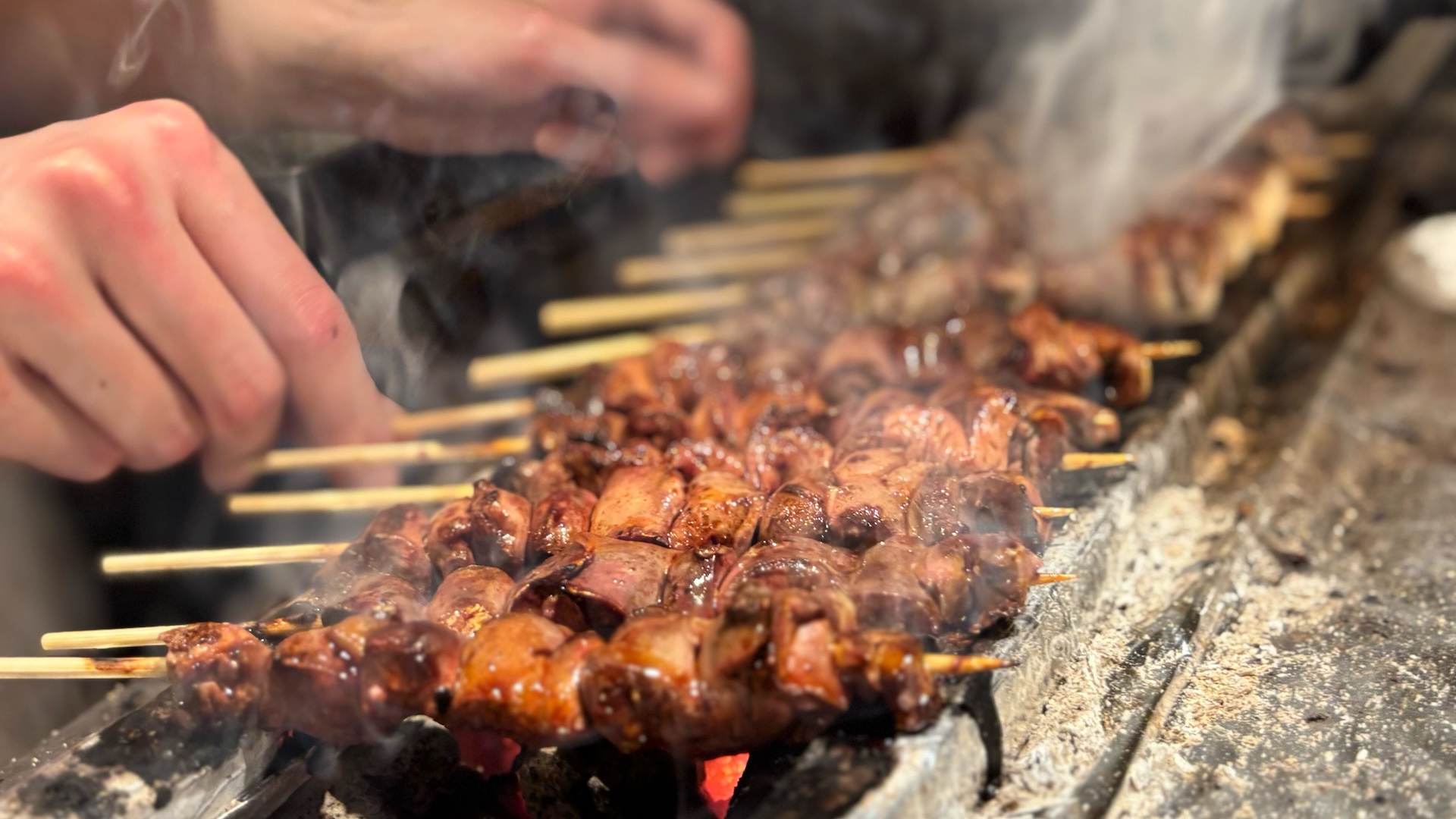 東京都・日本橋で厳選素材と希少部位の串焼きを｜日本橋とり慶